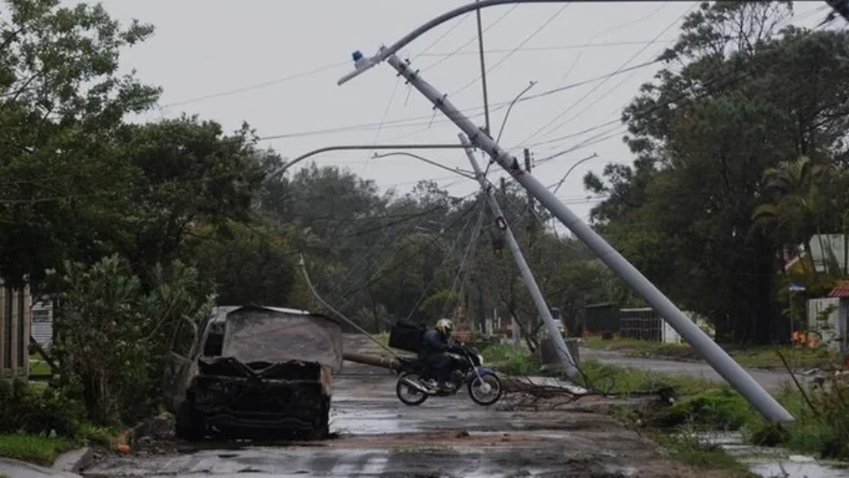 Ciclone no RS deixa mais de 200 mil sem luz e causa danos no litoral