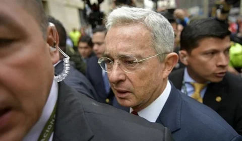 Álvaro Uribe, ex-presidente da Colômbia, é declarado culpado por subornar grupos paramilitares