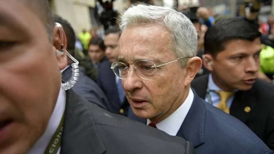 Álvaro Uribe, ex-presidente da Colômbia, é declarado culpado por subornar grupos paramilitares