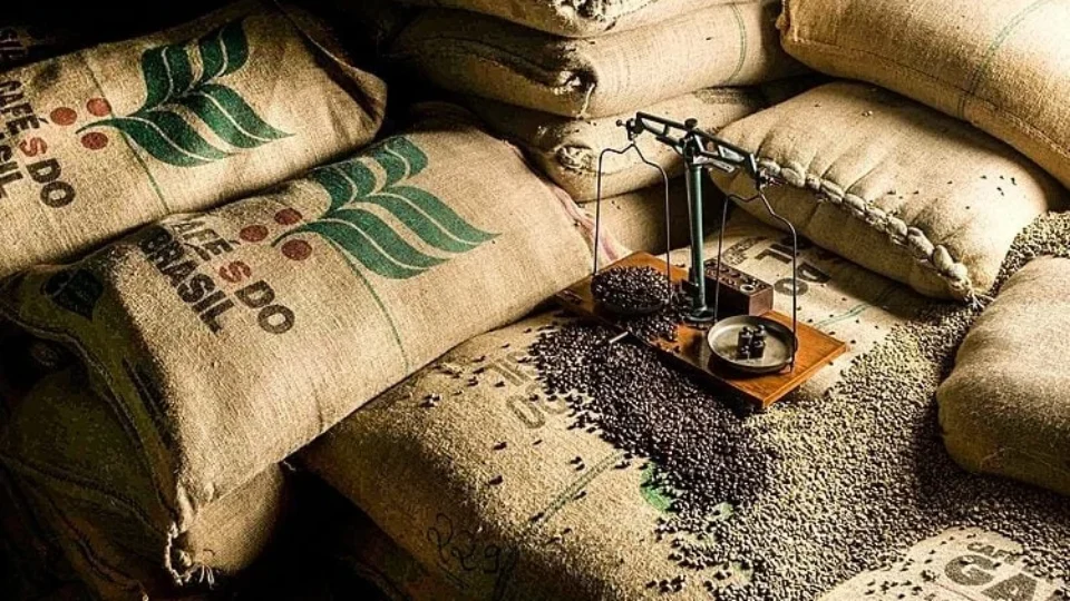 Tarifaço de Trump deve aliviar preço do café no Brasil, que dobrou desde 2024