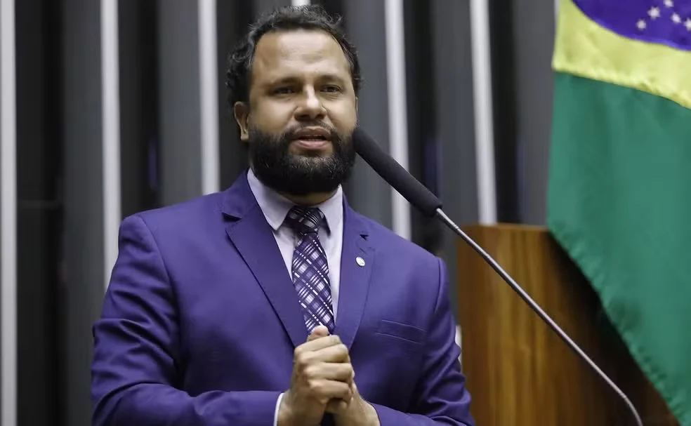 Deputado bolsonarista diz que gostaria de “bater” em Pastor Henrique em cena de filme