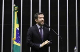 Câmara suspende mandato de Janones por entrevero e poupa aliados de Nikolas
