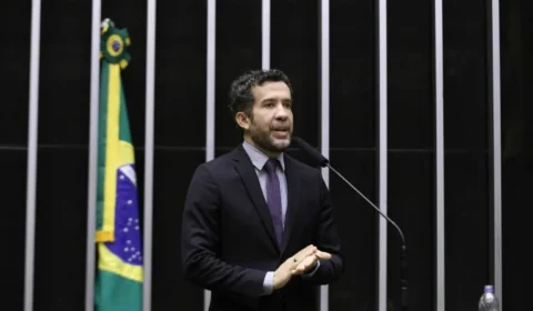 Câmara suspende mandato de Janones por entrevero e poupa aliados de Nikolas