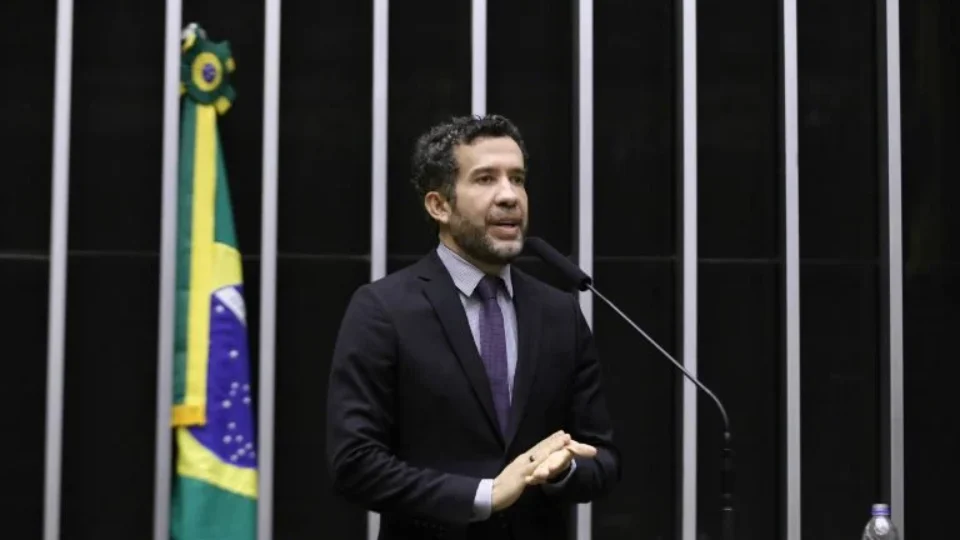 Câmara suspende mandato de Janones por entrevero e poupa aliados de Nikolas