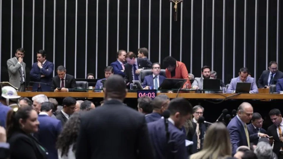 Câmara aprova PEC que tira pagamento de precatórios do teto de gastos a partir de 2026