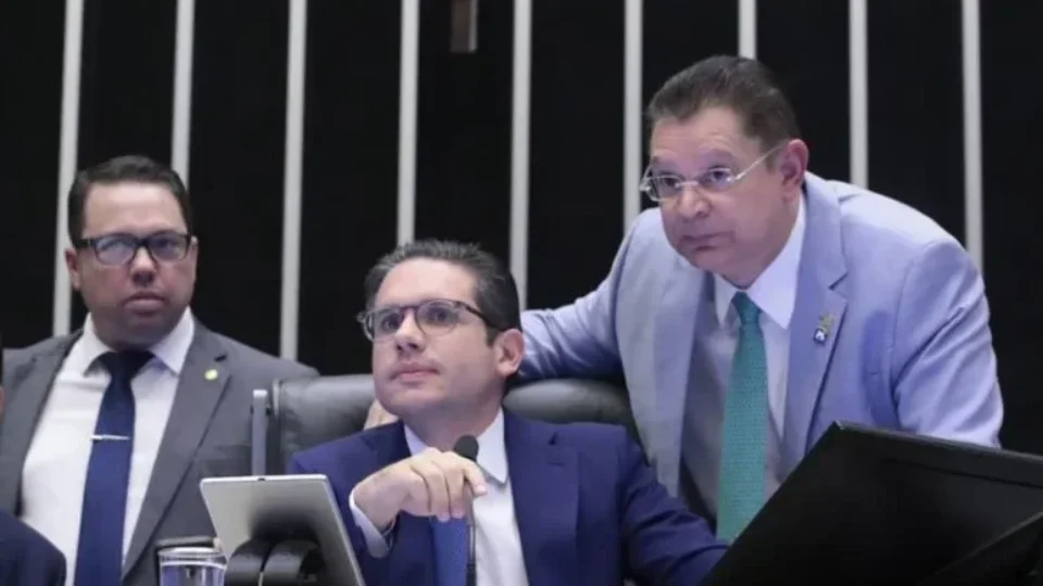 Em vingança contra governo, Câmara tira R$ 30 bi da saúde e educação e repassa ao agro