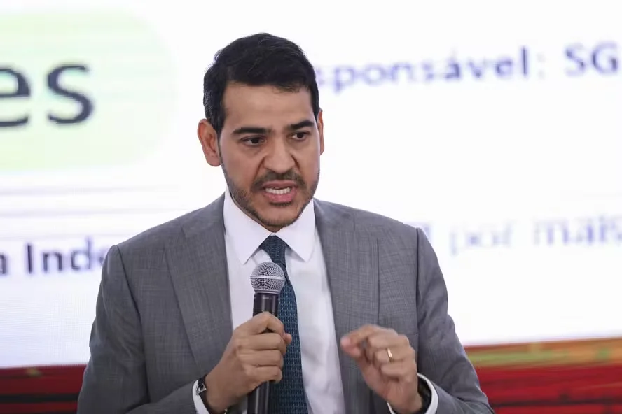 O órgão solicita que os fatos sejam apurados no âmbito do inquérito já em curso no STF, que investiga a atuação de Eduardo Bolsonaro nos Estados Unidos contra autoridades brasileiras.