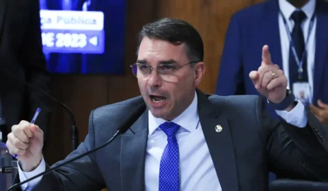 Flávio Bolsonaro ataca Lula e minimiza fala de Eduardo
