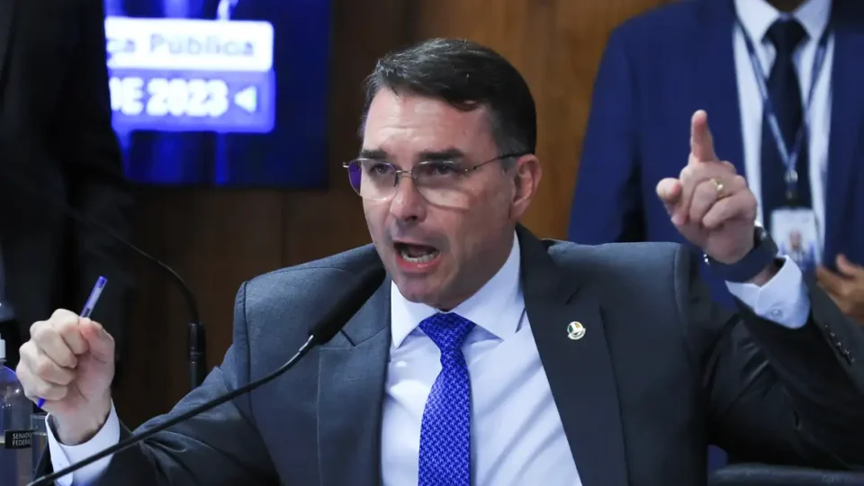 Flávio Bolsonaro ataca Lula e minimiza fala de Eduardo