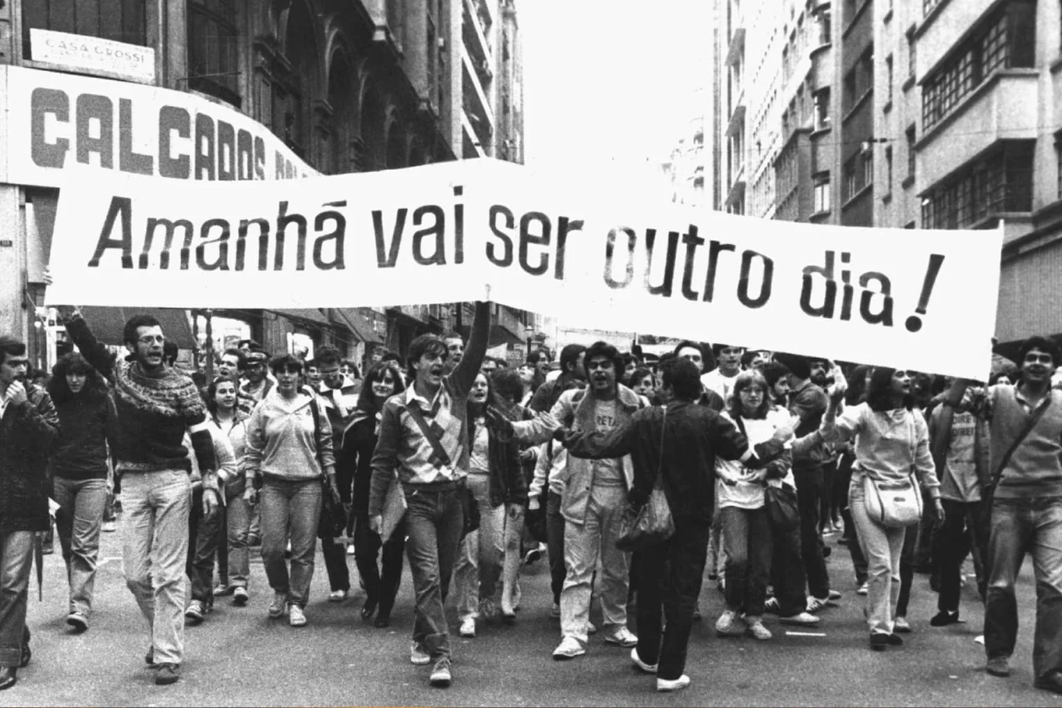 Luta por democracia ditadura militar A redemocratização do Brasil foi uma conquista do povo brasileiro, marcada pela luta, resistência e coragem daqueles que ousaram enfrentar o autoritarismo. Foto: Agência Estado