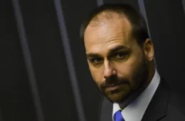 Entenda em 4 pontos os crimes citados no inquérito de Eduardo Bolsonaro