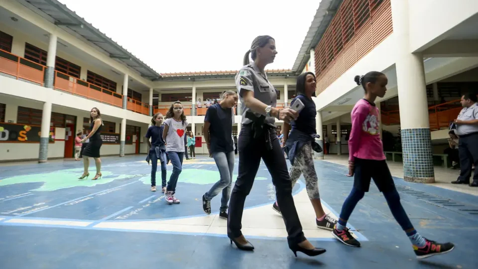 Estudantes se mobilizam contra modelo de ensino cívico-militar em Minas Gerais