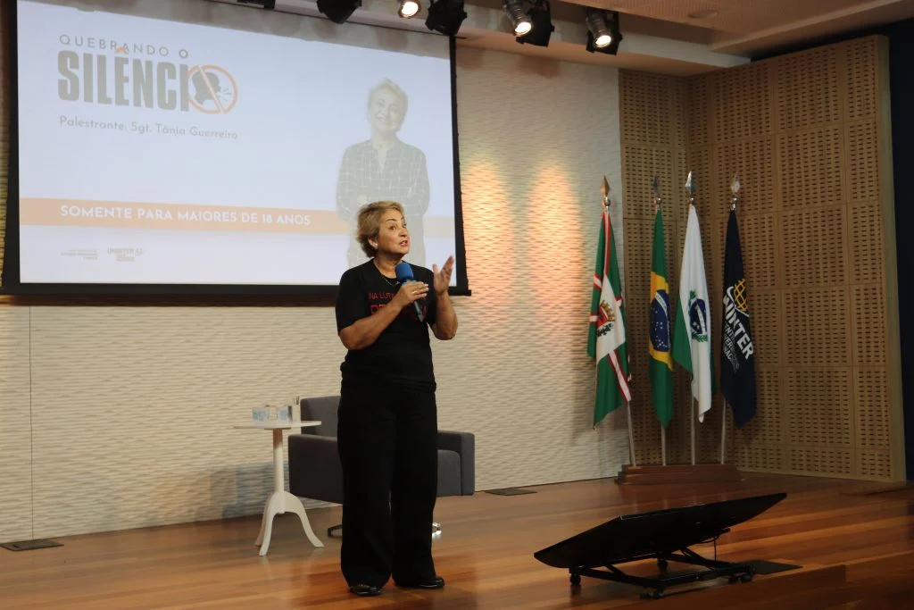 Polícia apura denúncia de que vereadora exibiu vídeos de abuso sexual infantil em palestra