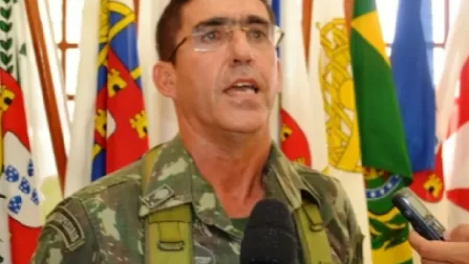 General diz que se reuniu com Bolsonaro para ‘acalmá-lo’ e nega golpe