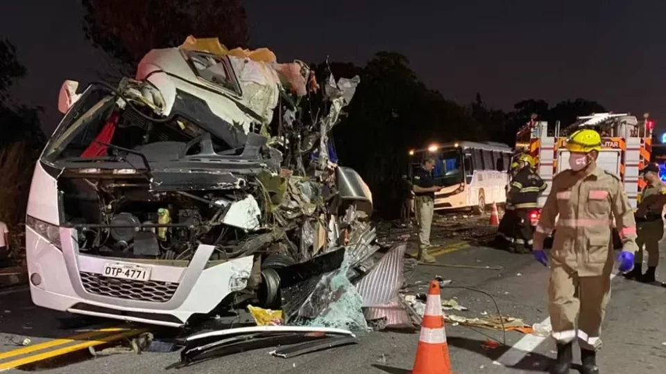 Acidente com ônibus de estudantes do PA deixa cinco mortos em Goiás