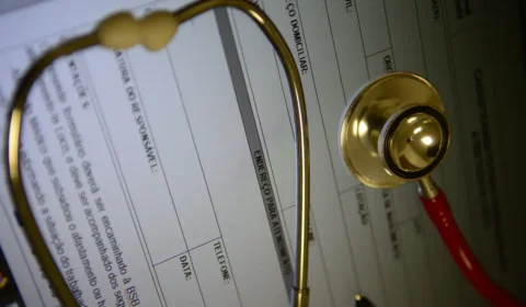 Planos de saúde devem justificar por escrito toda negativa de cobertura, determina ANS