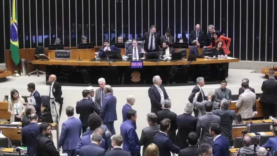 Câmara aprova pauta-bomba de R$ 30 bi após derrota no IOF e veto de Lula a mais deputados