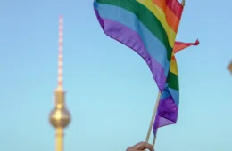 Uma bandeira proibida na Alemanha e o avanço global do ódio
