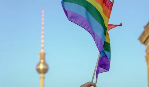 Uma bandeira proibida na Alemanha e o avanço global do ódio