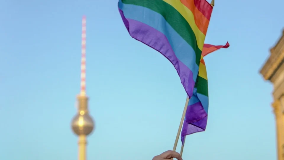 Uma bandeira proibida na Alemanha e o avanço global do ódio