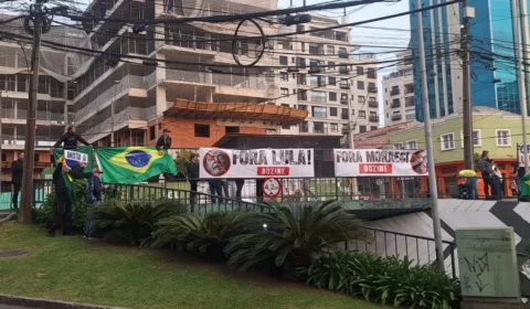 Manifestação bolsonarista em Curitiba fracassa e vira transtorno no centro cívico