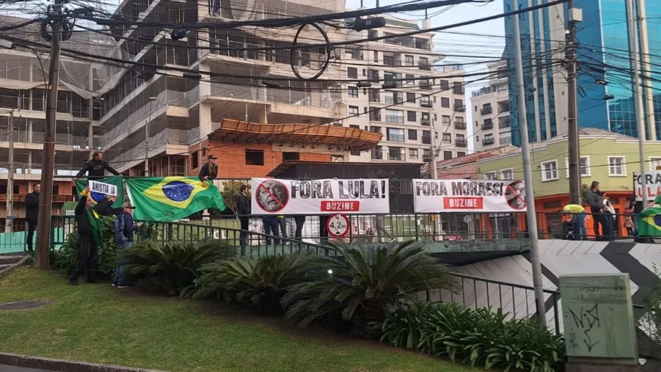 Manifestação bolsonarista em Curitiba fracassa e vira transtorno no centro cívico