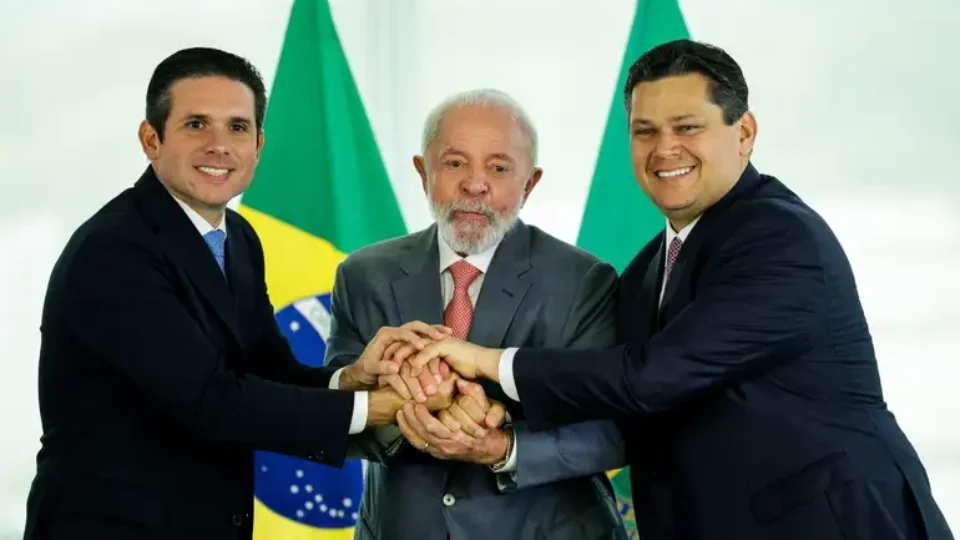 Alcolumbre e Motta silenciam após Trump anunciar tarifas e citar Bolsonaro