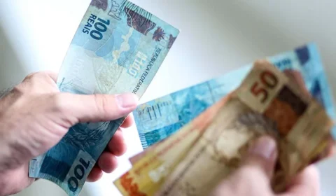 Governo publica decreto que fixa salário mínimo em R$ 1.621 a partir de janeiro