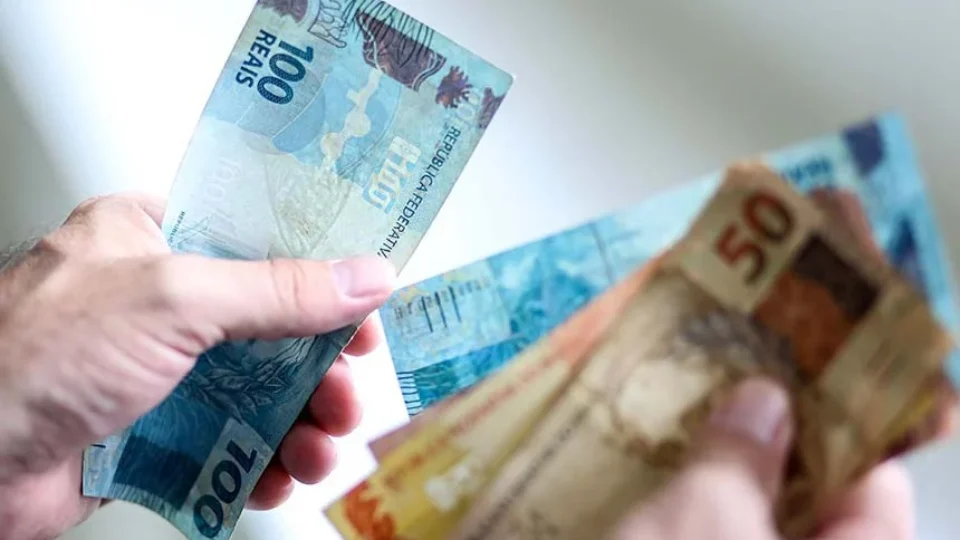 Governo publica decreto que fixa salário mínimo em R$ 1.621 a partir de janeiro