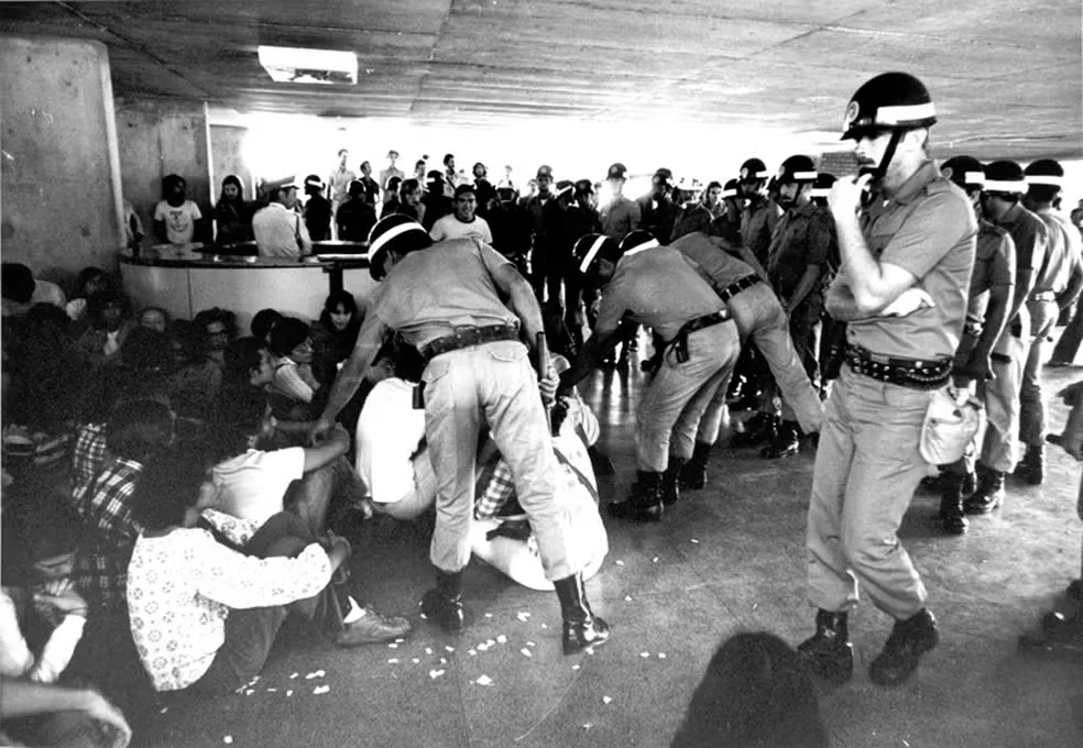 Repressao UNB ditadura Estudantes da Universidade Nacional de Brasília (UNB) foram reprimidos durante greve estudantil em 1977. Foto: Carlos Namba/Memorial da Democracia