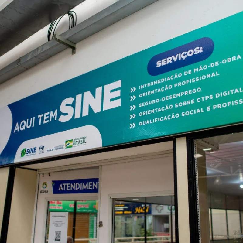 O SINE oferece serviços essenciais para facilitar o acesso ao emprego, como intermediação de vagas, orientação profissional e seguro-desemprego. Imagem: Prefeitura de Maceió 