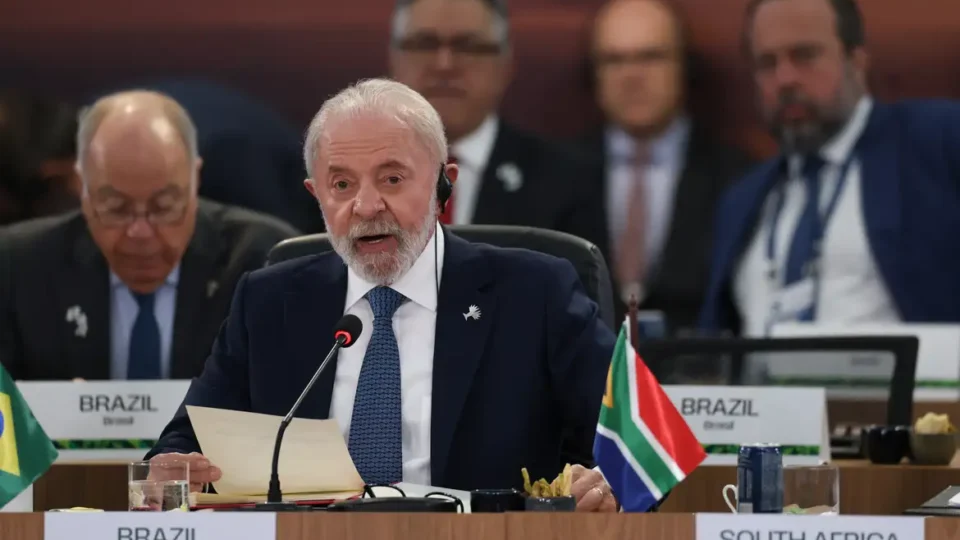 Lula critica incentivos financeiros ao setor de combustíveis fósseis