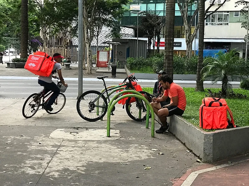 O avanço dos aplicativos impulsionou o crescimento do trabalho informal nas cidades brasileiras. Imagem: Roberto Parizotti / Fotos Públicas