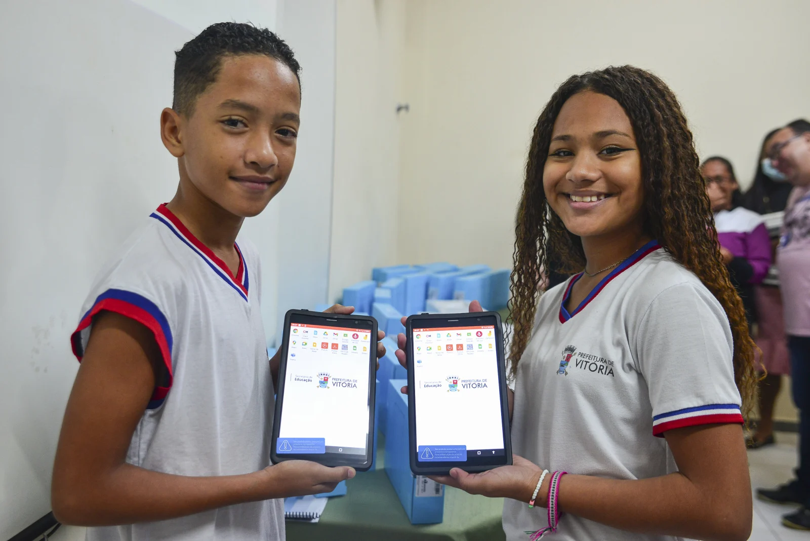recursos tecnológicos educação Alunos segurando tablet em projeto educacional em Vitória, Espírito Santo. Imagem: Prefeitura de Vitória (ES)