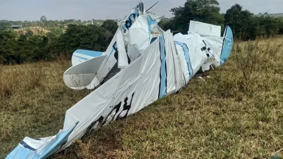 Avião de pequeno porte cai em São José do Rio Preto (SP) e deixa dois mortos