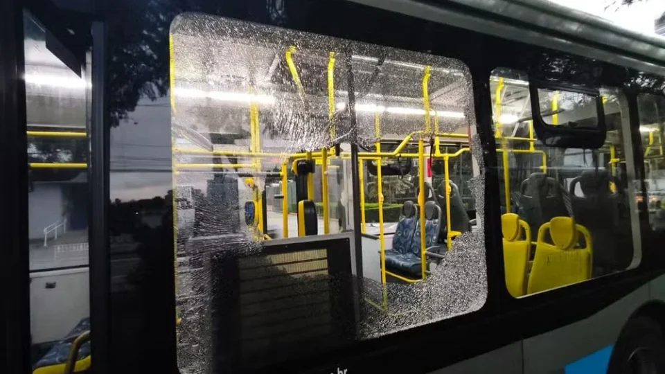 Onda de depredações de ônibus em SP completa dois meses com quase mil casos e sem desfecho de investigação