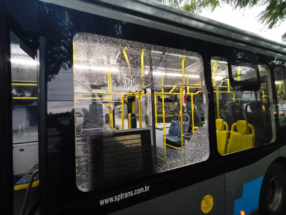 Ônibus é apedrejado na Avenida Engenheiro Luís Carlos Berrini. — Foto: Fábio Tito/g1