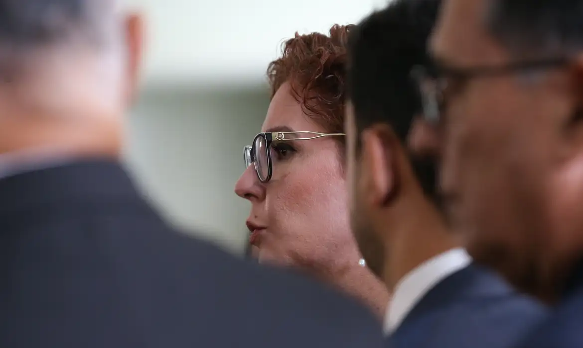 Por 9 votos a 2, o Supremo Tribunal Federal (STF) decidiu nesta sexta-feira (22) condenar a deputada federal licenciada Carla Zambelli (PL-SP) a cinco anos e três meses de prisão pelos crimes de porte ilegal de arma de fogo e constrangimento ilegal com emprego de arma de fogo. 