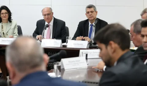 Governo Lula estuda comprar excedente de setores afetados por tarifas dos EUA