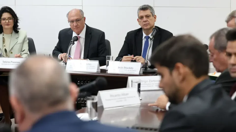 Governo Lula estuda comprar excedente de setores afetados por tarifas dos EUA