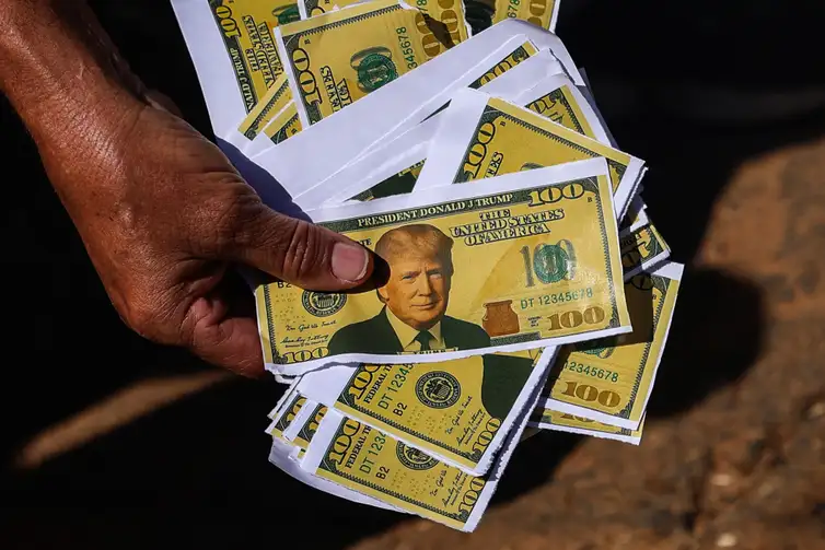 Movimentos sindicais e sociais protestam contra medidas econômicas do governo dos EUA contra o Brasil na frente da embaixada americana em Brasília - José Cruz/Agência Brasil