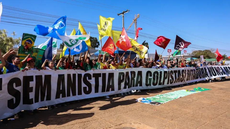 Manifestantes queimam bandeira dos EUA e boneco de Trump em embaixada