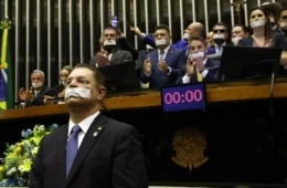 Fim do foro é golpe: Centrão manipula bolsonaristas para manter a farra das emendas