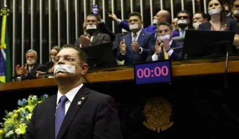 Fim do foro é golpe: Centrão manipula bolsonaristas para manter a farra das emendas