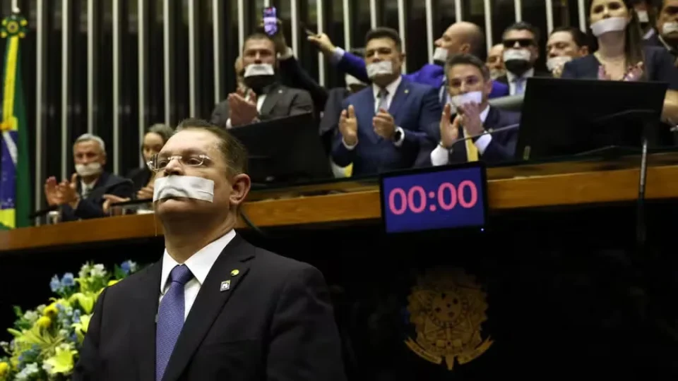 Fim do foro é golpe: Centrão manipula bolsonaristas para manter a farra das emendas