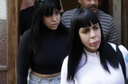 Influenciadoras que deram banana e macaco de pelúcia a crianças são condenadas