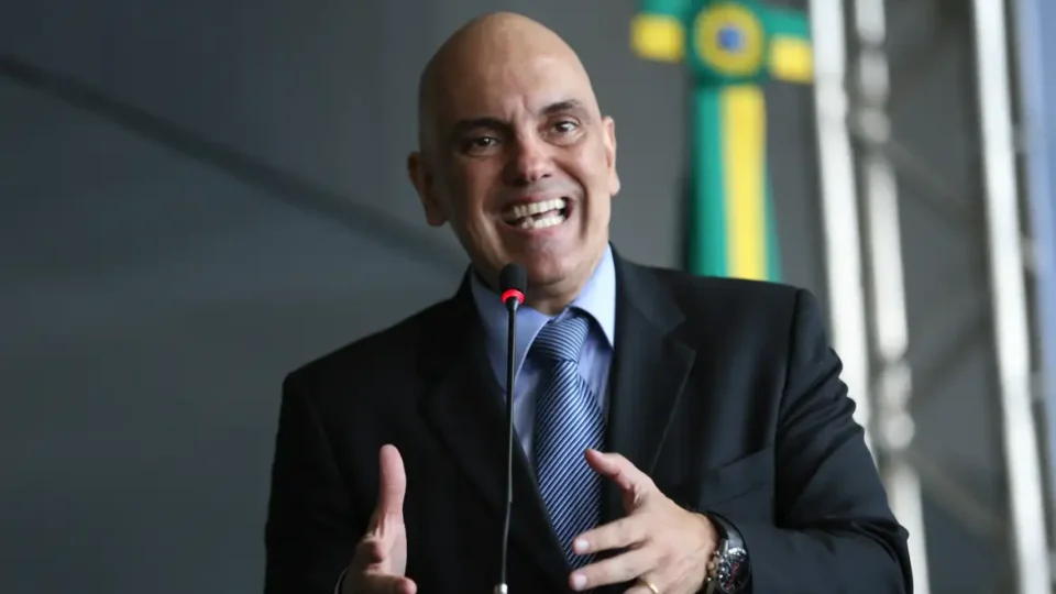 Alexandre de Moraes permite que Bolsonaro receba visita de políticos aliados