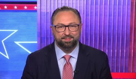 Ex-assessor de Trump diz que não vai descansar até que Bolsonaro esteja livre