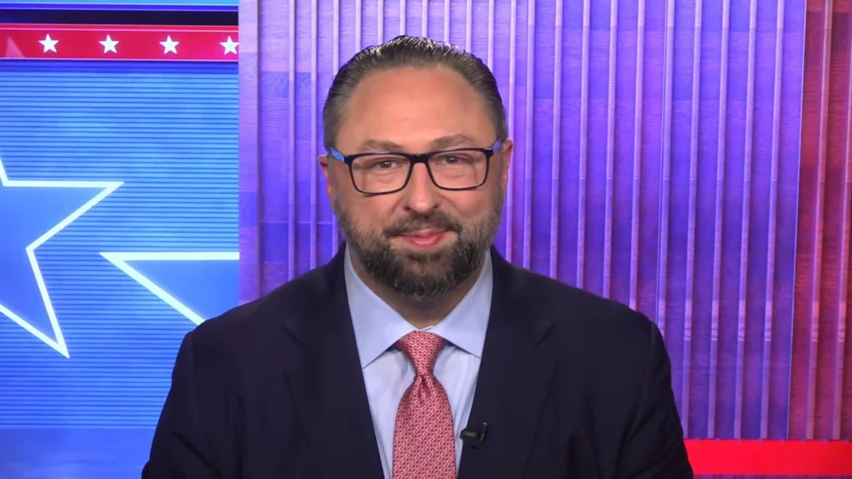Ex-assessor de Trump diz que não vai descansar até que Bolsonaro esteja livre