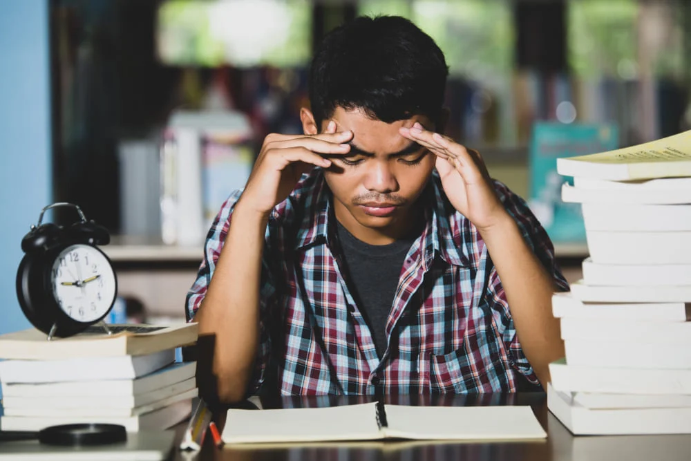 Estudante cansado Momentos de pausa e distração durante a rotina de estudo são fundamentais para ajudar o cérebro a fixar o conhecimento. Imagem: Freepik